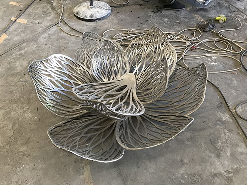 不銹鋼加工廠家帶你解讀不銹鋼工藝品的藝術